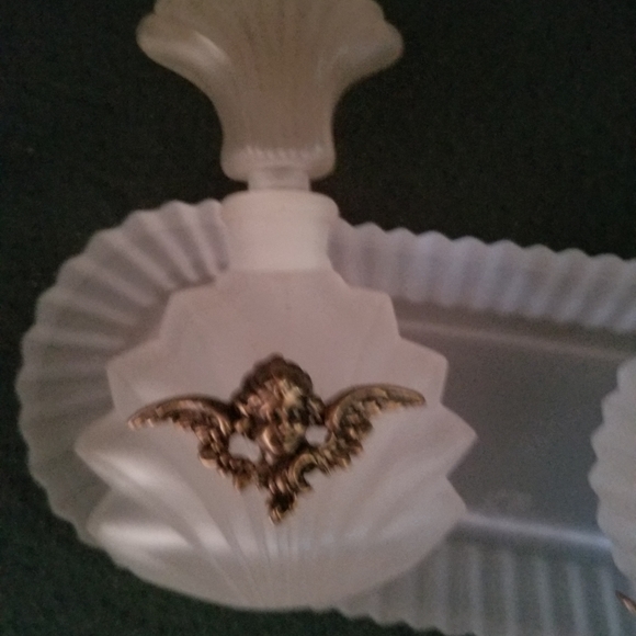 Vintage dresser set - Picture 3 of 6